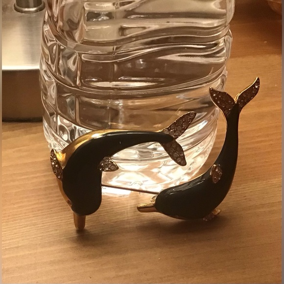 Kenneth J. Lane: Double Dolphin 3D stick pin/brooch gold tone black and gold. - Picture 4 of 9